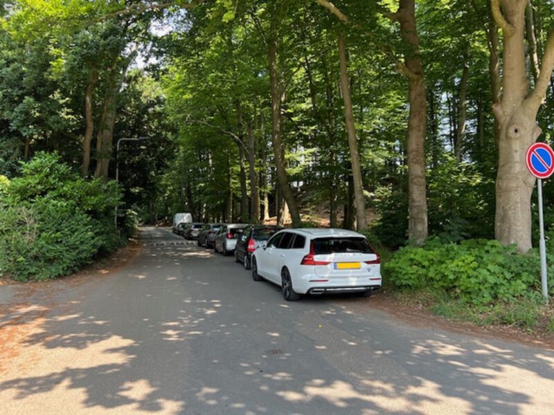 Parkeren in de drukke periode bij zwembad Klarenbeek Parkeren in de drukke periode bij zwembad Klarenbeek