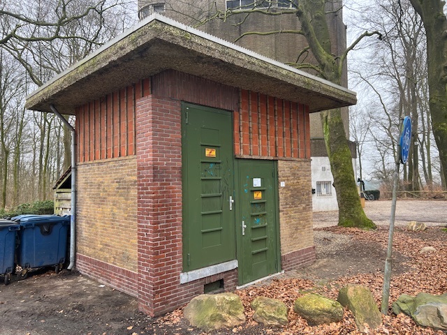elektrahuisje bij De Steenen Tafel gereinigd elektrahuisje bij De Steenen Tafel gereinigd