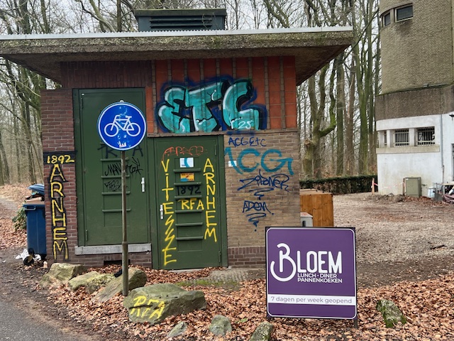 Graffiti op Rijksmonument bij de Steenen Tafel Graffiti op Rijksmonument bij de Steenen Tafel