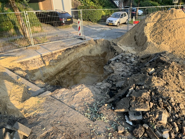 Opnieuw zinkgat op de Hommelseweg (update 26-06-26) Opnieuw zinkgat op de Hommelseweg (update 26-06-26)